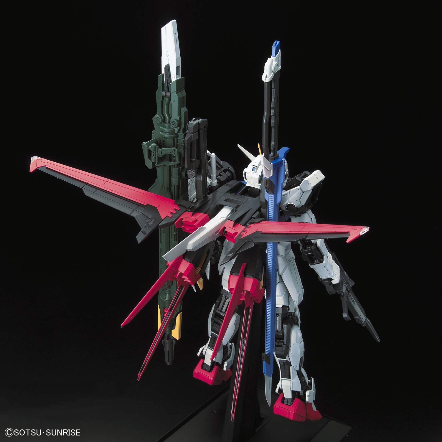 Bandai Perfect Grade PG 1/60 Gundam GAT-X105+AQM/E-YM1 Perfect Strike – Modello Kit Assemblaggio, Altezza 29,5 Cm
